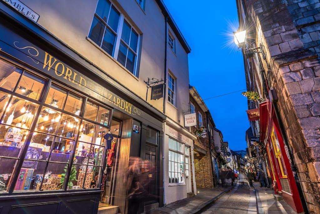 Luxury Apartment Opposite The Shambles York Exterior foto